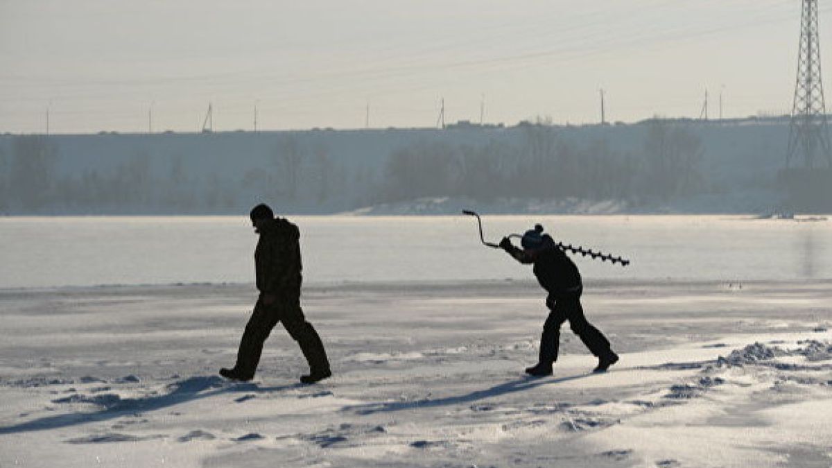 В МЧС предложили ломать лед ради безопасности рыбаков