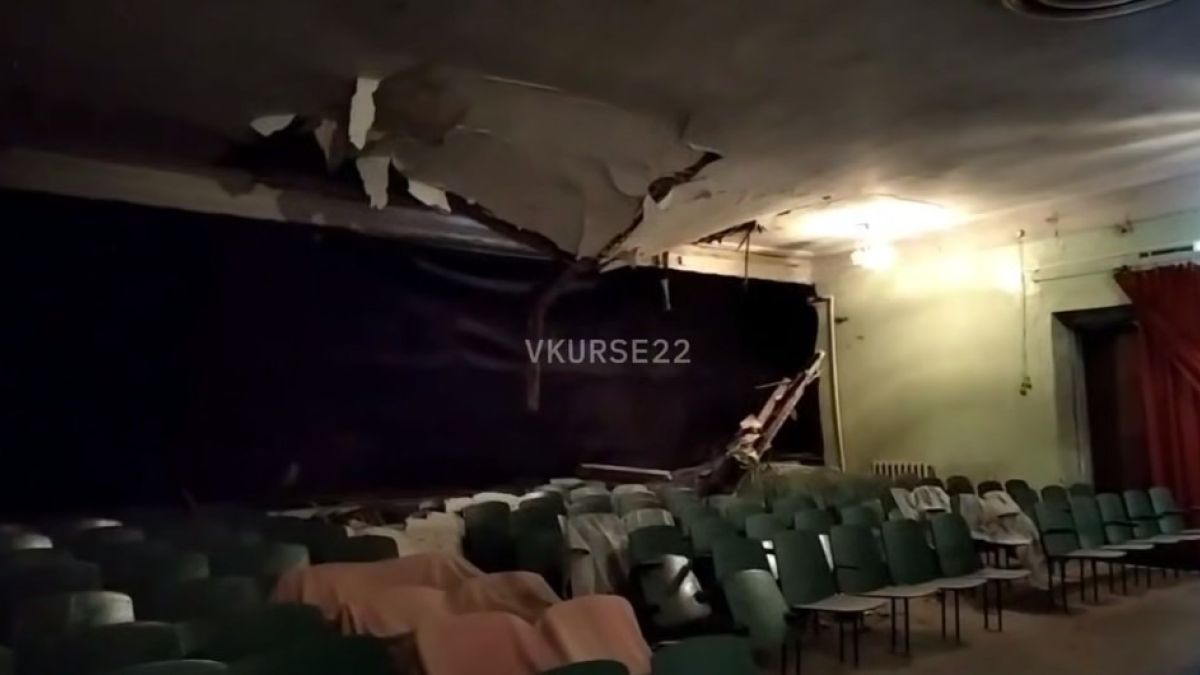 Рухнувший потолок в ДК Николаевки