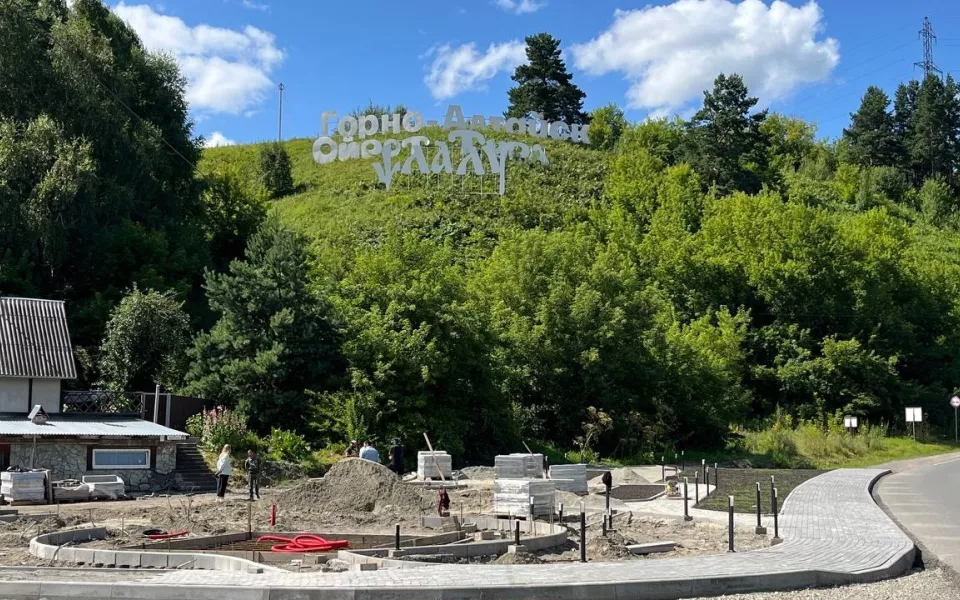 В Горно-Алтайске продолжается благоустройство четырех общественных территорий