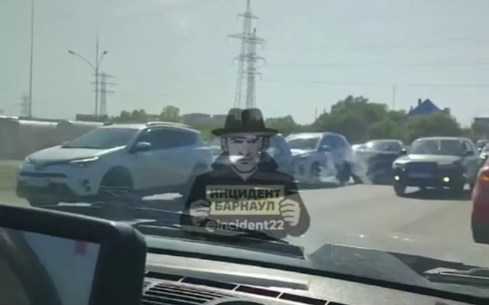 В ДТП паровозиком в Барнауле столкнулись несколько машин