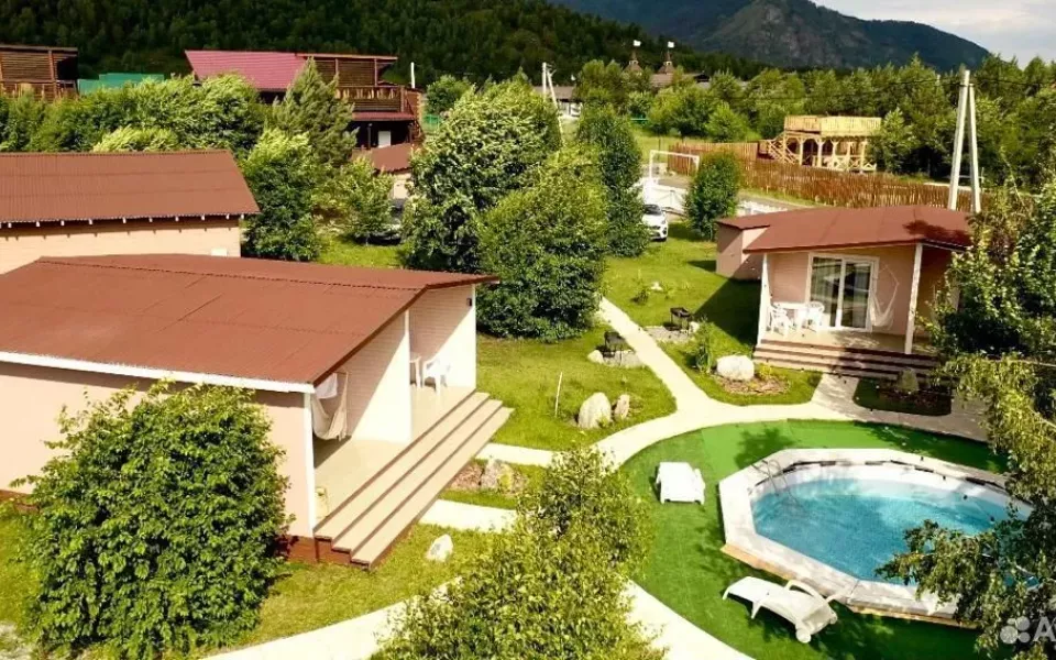 Базу отдыха продают на алтайской Рублевке. Изучаем объект