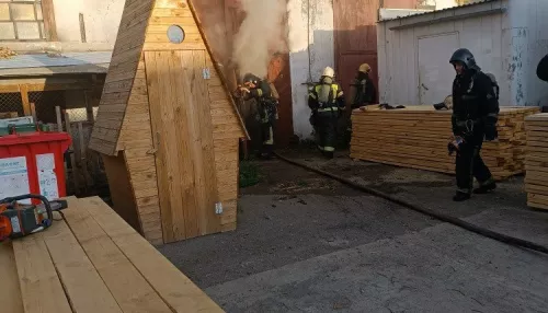 Барнаульские пожарные спасли автомобили и не допустили взрыва в горящем цехе