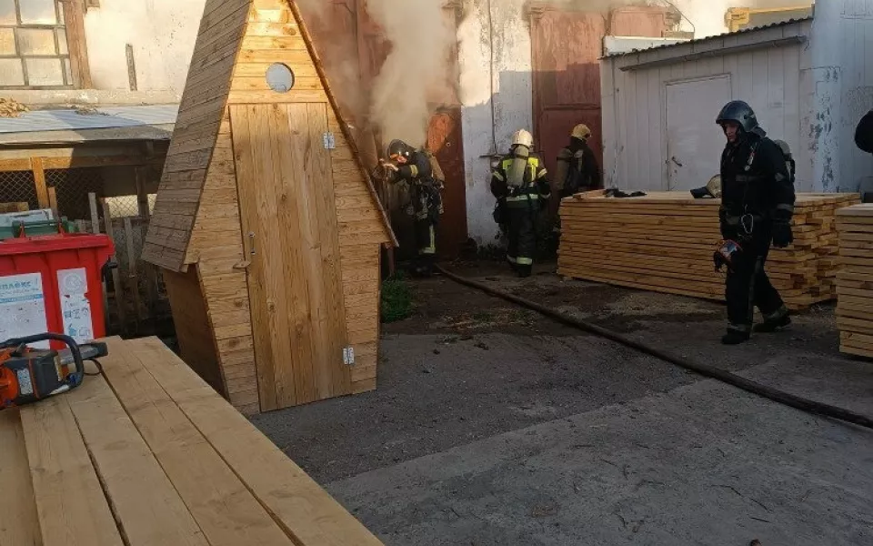 Барнаульские пожарные спасли автомобили и не допустили взрыва в горящем цехе