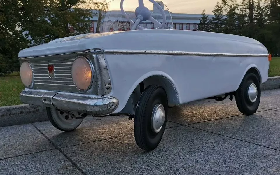 Раритет на колесах: в Барнауле продают педальный Москвич за 49 тысяч рублей