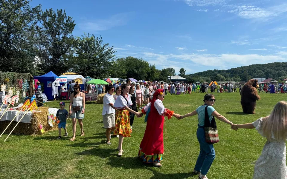 Пироги, спектакли и Шукшин: как в Сростках проходит финальный день большого фестиваля