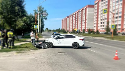 Молодой байкер попал в больницу после столкновения с автоинструктором в Новоалтайске