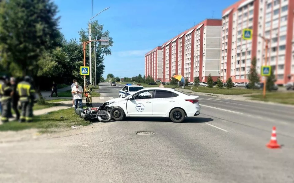 Молодой байкер попал в больницу после столкновения с автоинструктором в Новоалтайске