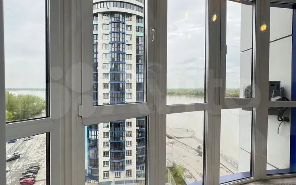 Двушку в центре Барнаула с видом на реку Обь продают за 11,5 млн рублей