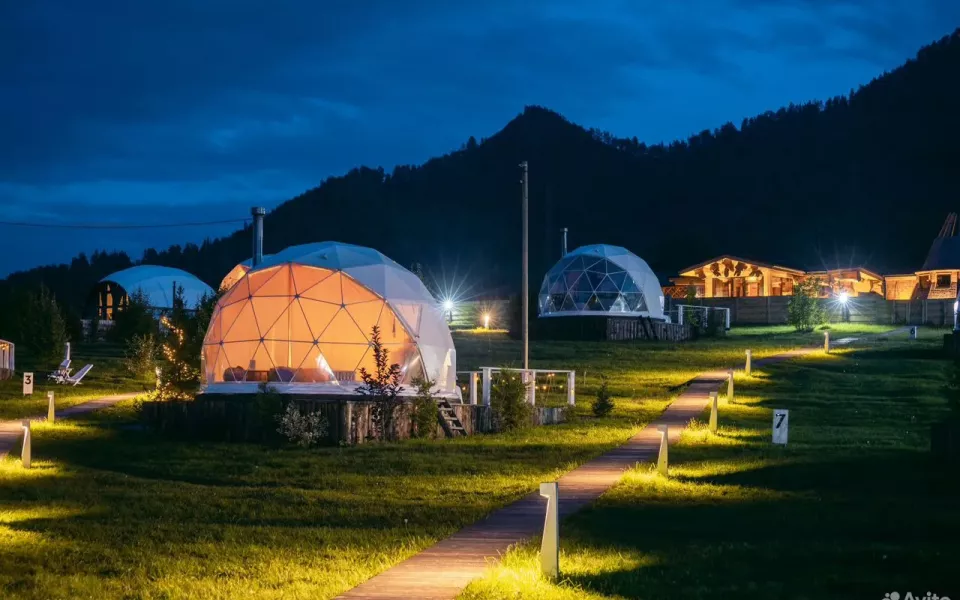 Базу отдыха с баней и купольным глэмпингом продают в Горном Алтае за 221 млн рублей