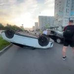 Китайская иномарка перевернулась на крышу в Барнауле. Фото