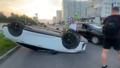 Китайская иномарка перевернулась на крышу в Барнауле. Фото