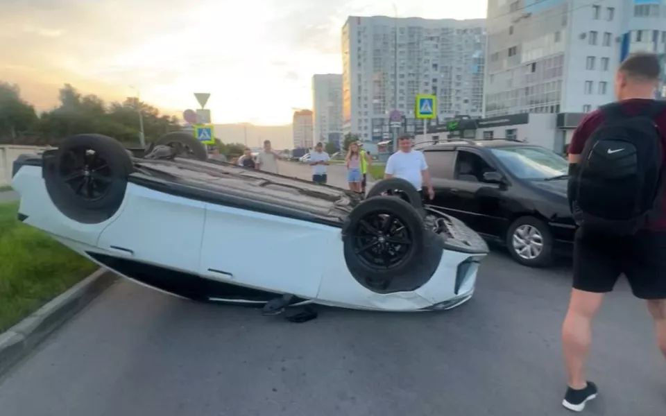 Китайская иномарка перевернулась на крышу в Барнауле. Фото