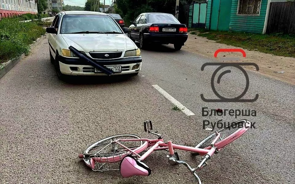 Пьяный лихач на иномарке протаранил авто и сбил девушку: в Рубцовске ищут свидетелей