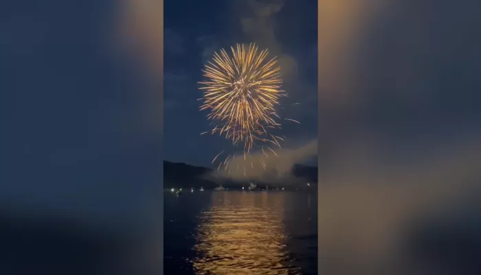 На Телецком озере отпраздновали День ВМФ парадом кораблей и салютом. Видео