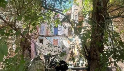 В Астрахани обрушилась часть подъезда многоэтажки, предварительно, есть пострадавшие