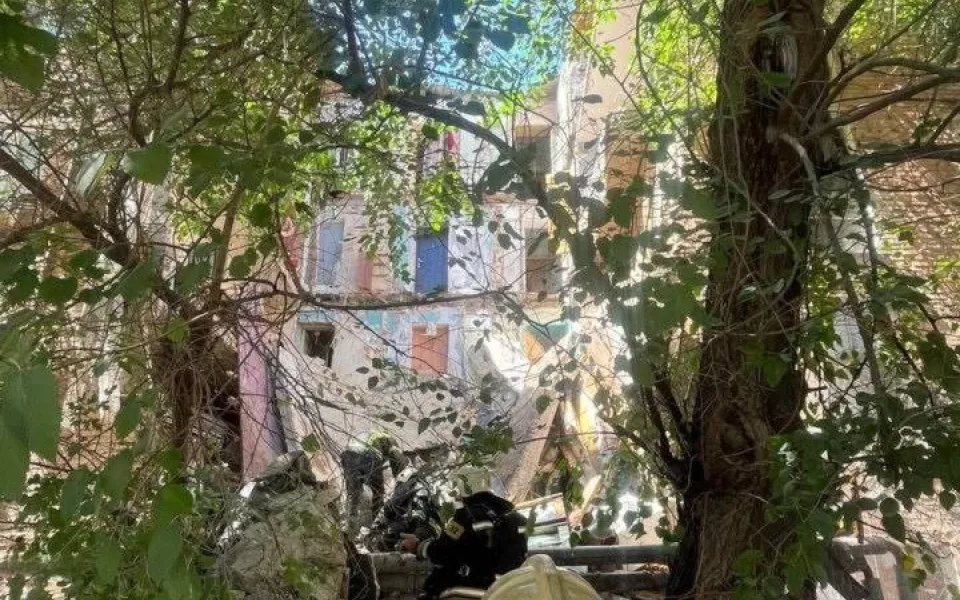 В Астрахани обрушилась часть подъезда многоэтажки, предварительно, есть пострадавшие