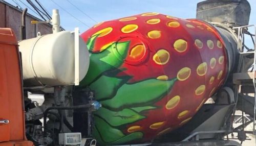 Грузовики с бетономешалками-фруктами появились на дорогах Барнаула