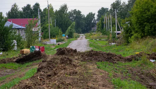 Изоляция поневоле: жителям барнаульского Бельмесево вновь перекрыли дорогу