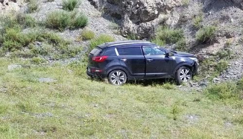 70-летний водитель Kia Sportage врезался в горный склон в Республике Алтай и погиб