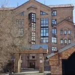 Четырешку с трехметровыми потолками и окнами на три стороны продают в Барнауле
