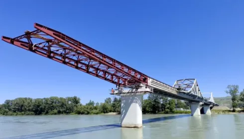 Осенью 26-го поедем: новый Платовский мост в Республике Алтай готов на 70%. Фото