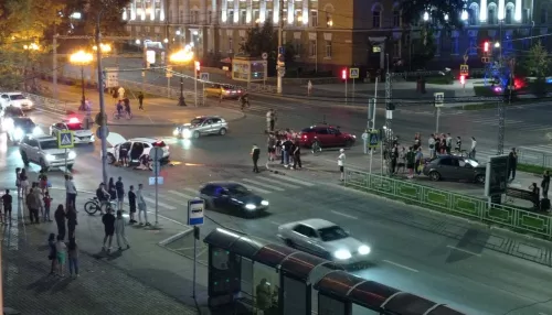 Четыре человека пострадали в ДТП около ТЦ Проспект в Барнауле