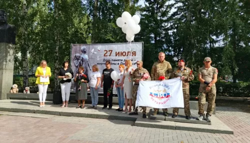 Барнаульцы почтили память детей — жертв войны в Донбассе