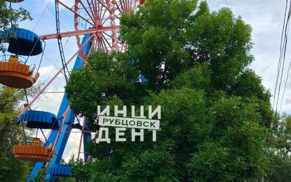 В Рубцовске женщина могла сорваться с колеса обозрения из-за головокружения