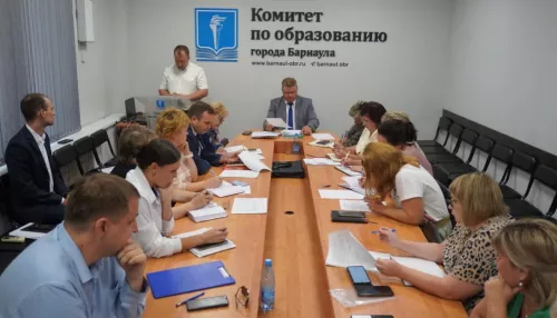В Барнауле обсудили ход ремонта в городских образовательных организациях