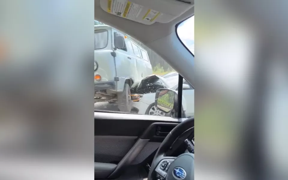 В Республике Алтай УАЗ буханка наехал на легковой автомобиль. Видео