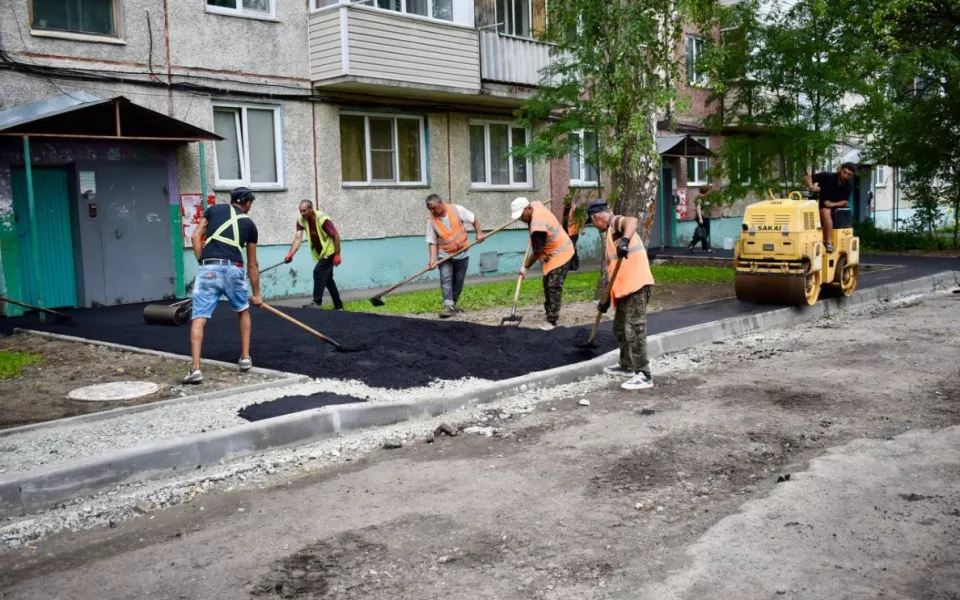 Барнаульские депутаты контролируют ход благоустройства дворовых территорий