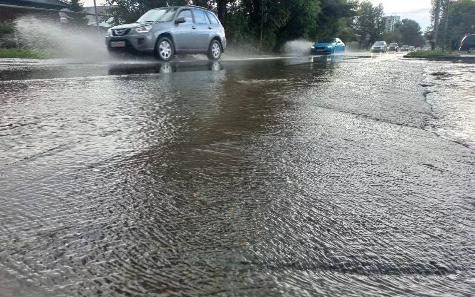 10 из 10: барнаульцы встали в мощных пробках после дождя. Где сейчас хуже всего