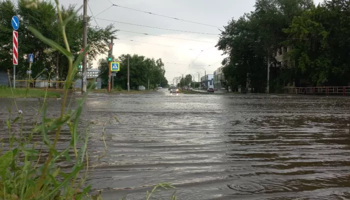 Улицы перекрыли в Барнауле из-за подтопления на фоне ливня