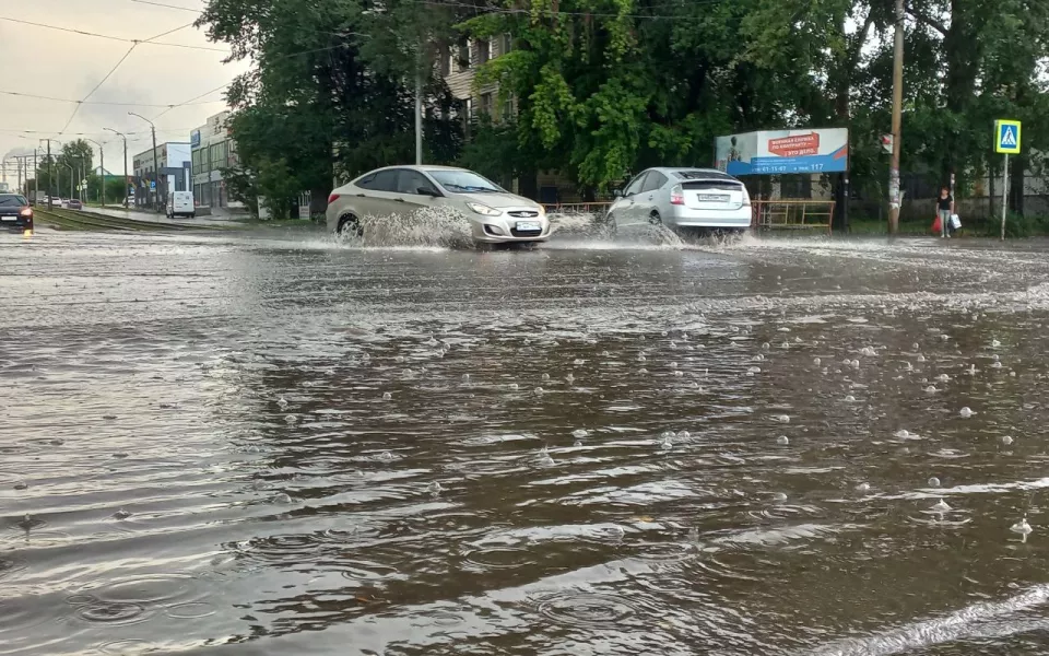 Малахова  как под душем, центр  сухой: погода снова удивила Барнаул. Фото