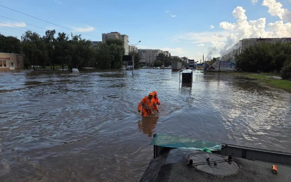Дорожники выкачивают воду с затопленных участков в Барнауле: список самых мокрых улиц