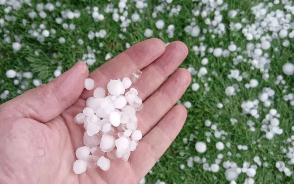 Фонтаны из люков и моря на дорогах: как выглядит Барнаул после ливня с градом