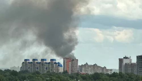 В Барнауле черный дым от пожара виден из других районов. Что произошло