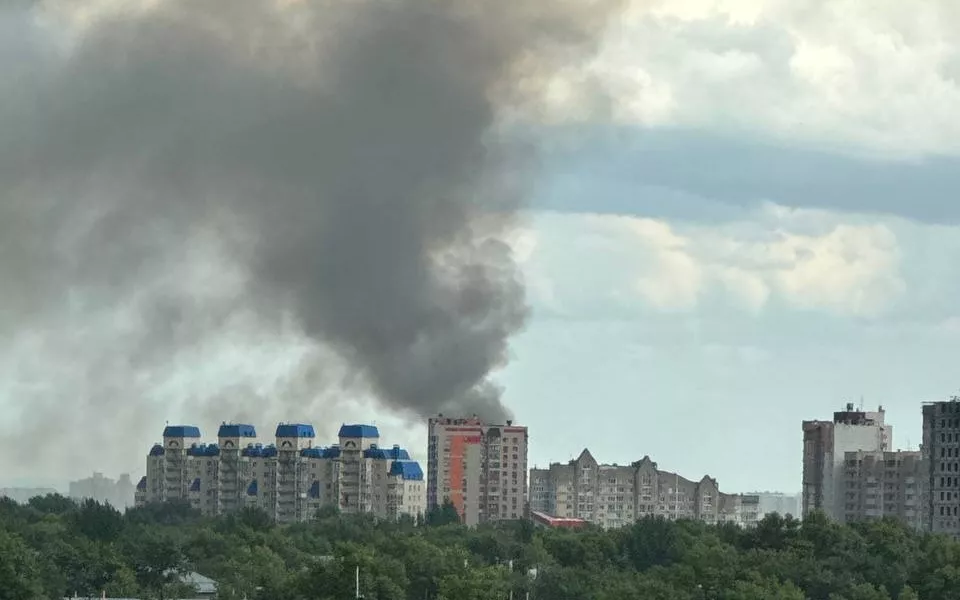 В Барнауле черный дым от пожара виден из других районов. Что произошло