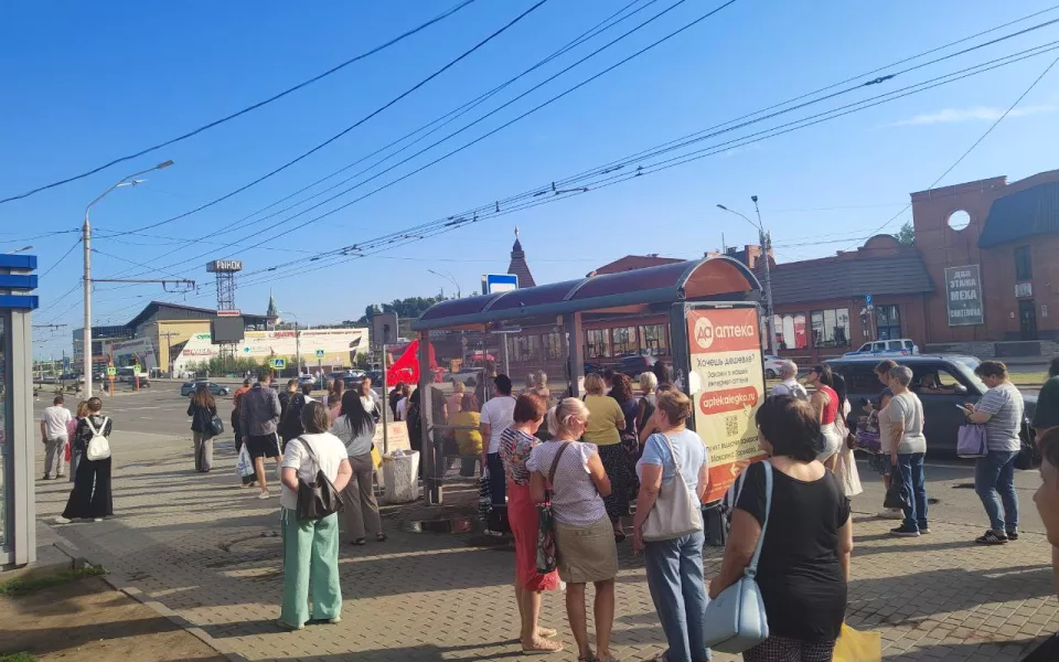 Барнаульцы взяли штурмом троллейбус, так и не дождавшись своих автобусов. Фото