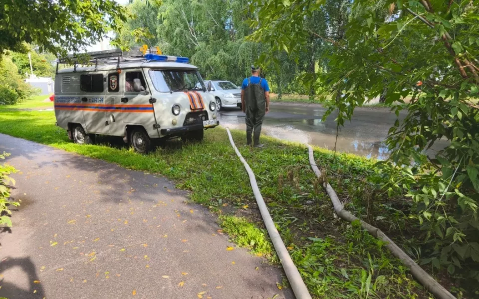 Залповые осадки: в Барнауле устраняют ЧП после мощного ливня