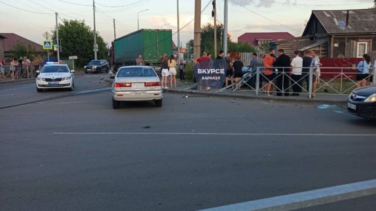 ДТП с фурой и легковушкой произошло в Камне-на-Оби