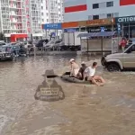 Анапа-2007: барнаульцы устроили заплыв на лодке по улицам города после дождя. Видео