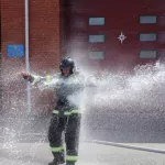 В Республике Алтай пожарного по традиции окатили водой перед выходом на пенсию