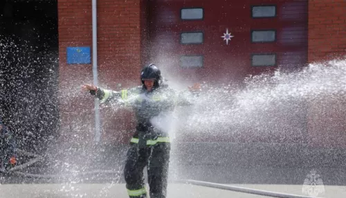 В Республике Алтай пожарного по традиции окатили водой перед выходом на пенсию