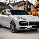 Серый Porsche Cayenne с черным салоном продают за 11 млн рублей в Барнауле. Фото