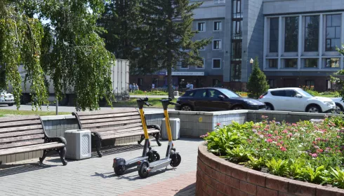 Одинокие и брошенные: куда с улиц Барнаула пропали электросамокатчики