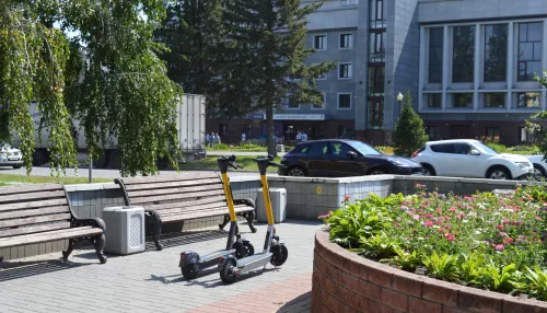 Одинокие и брошенные: куда с улиц Барнаула пропали электросамокатчики