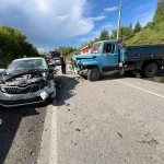 В Республике Алтай водитель грузовика влетел в авто с тремя детьми. Фото