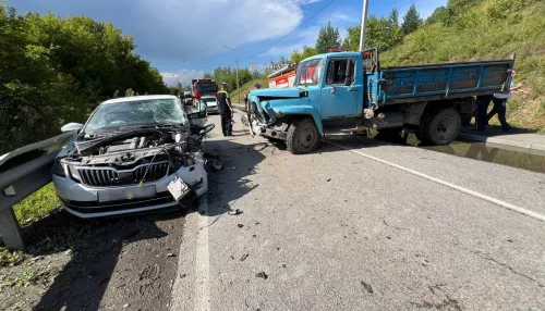 В Республике Алтай водитель грузовика влетел в авто с тремя детьми. Фото