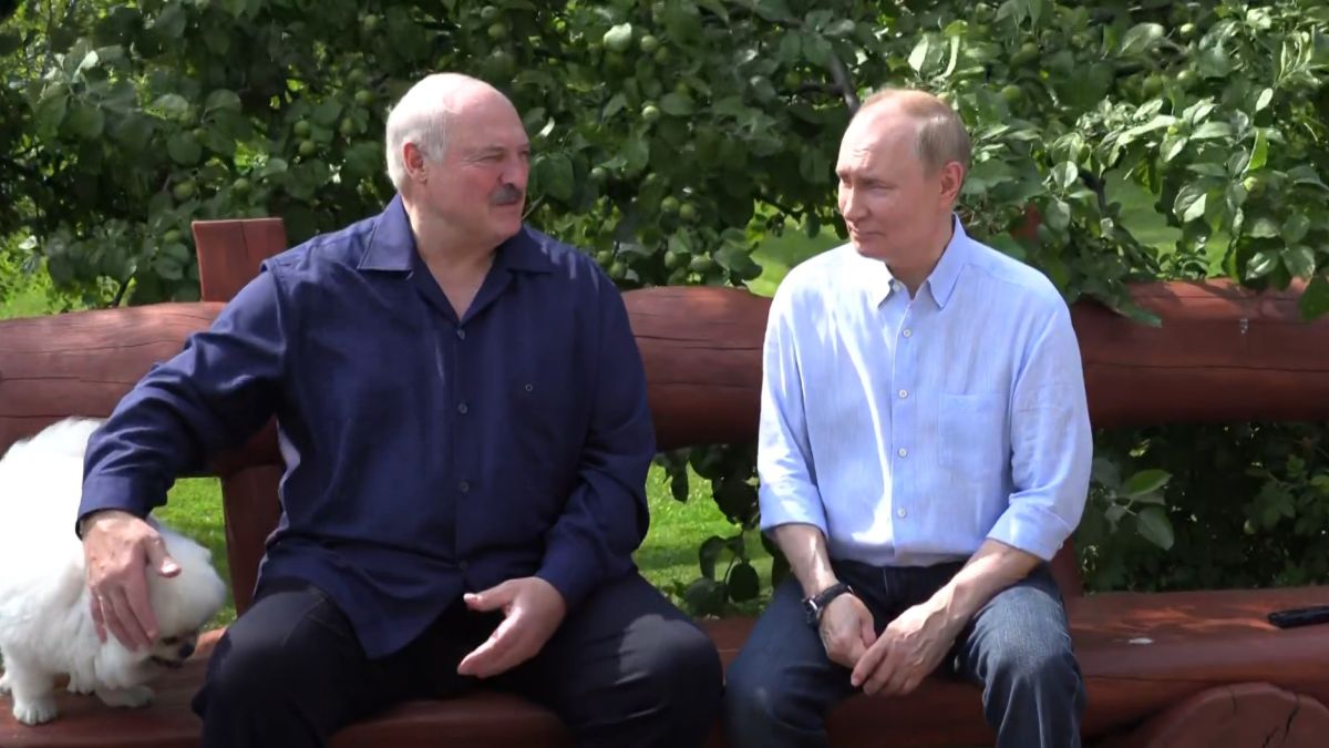 Александр Лукашенко (со шпицем Умкой) и Владимир Путин